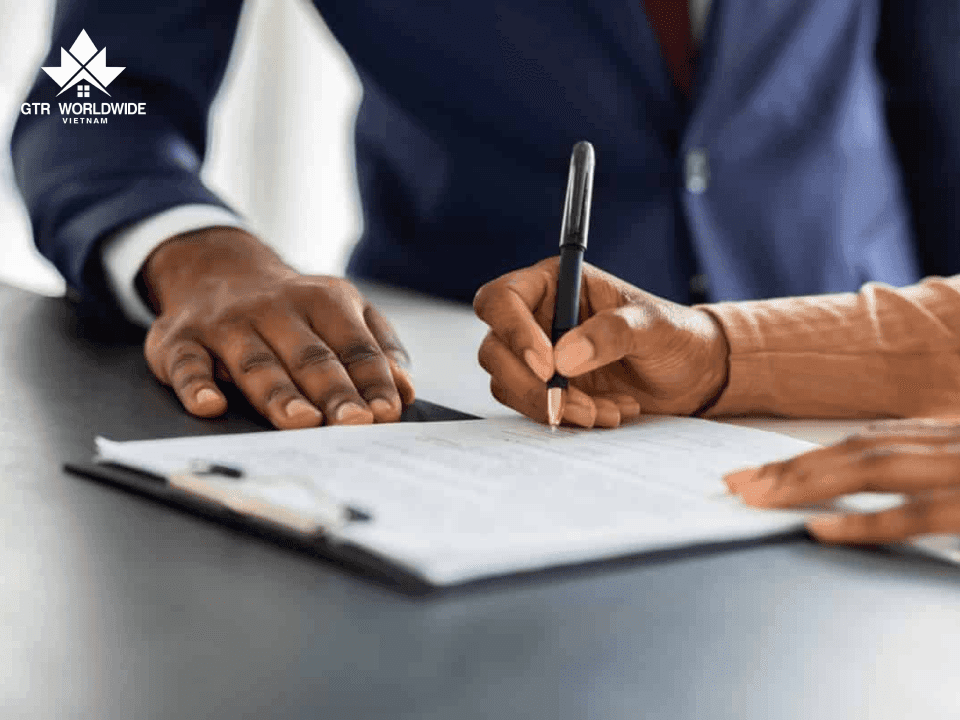 nhân viên thị thực xem xét hồ sơ định cư diện tay nghề canada của ứng viên