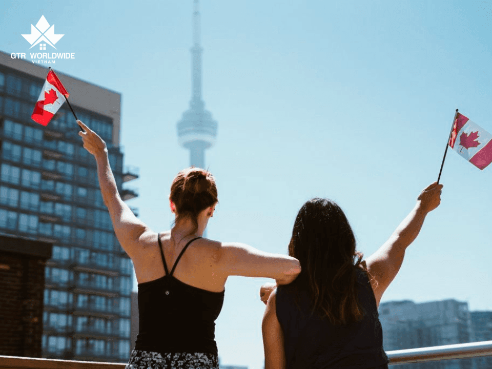 ứng viên điền hồ sơ xin visa du lịch canada