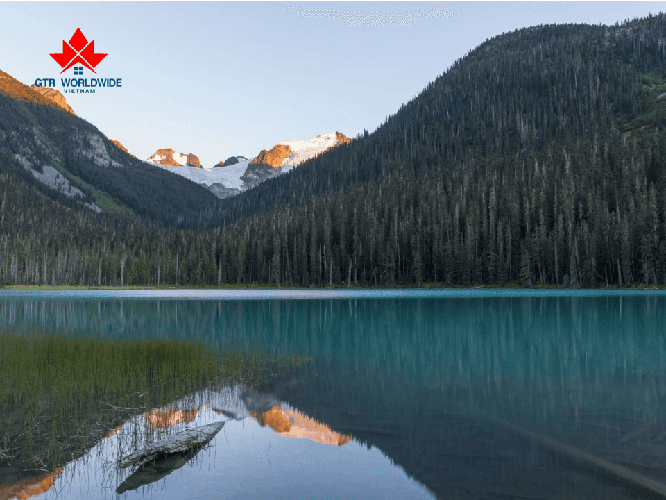 Bật mí các điểm đến hấp dẫn cho du lịch Canada tháng 10 5 đi dạo ven sông khi du lịch canada tháng 10