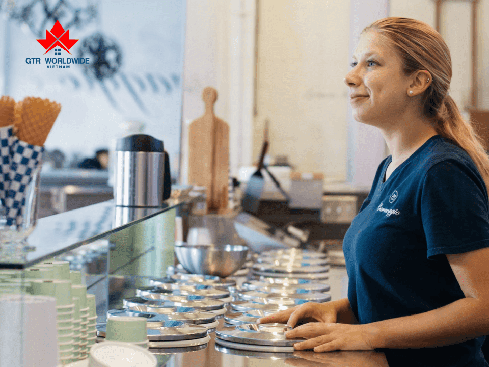 thí sinh làm việc trong một quán ăn khi du học Canada làm thêm