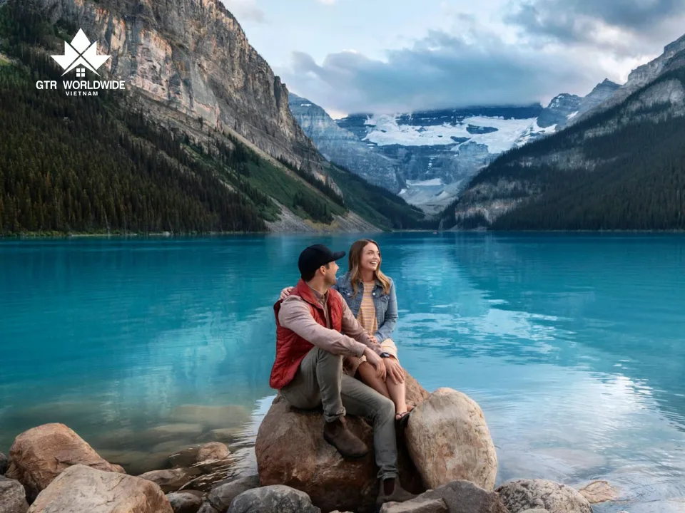 Bật mí các điểm đến hấp dẫn cho du lịch Canada tháng 10 4 du khách tham quan alberta khi du lịch canada tháng 10