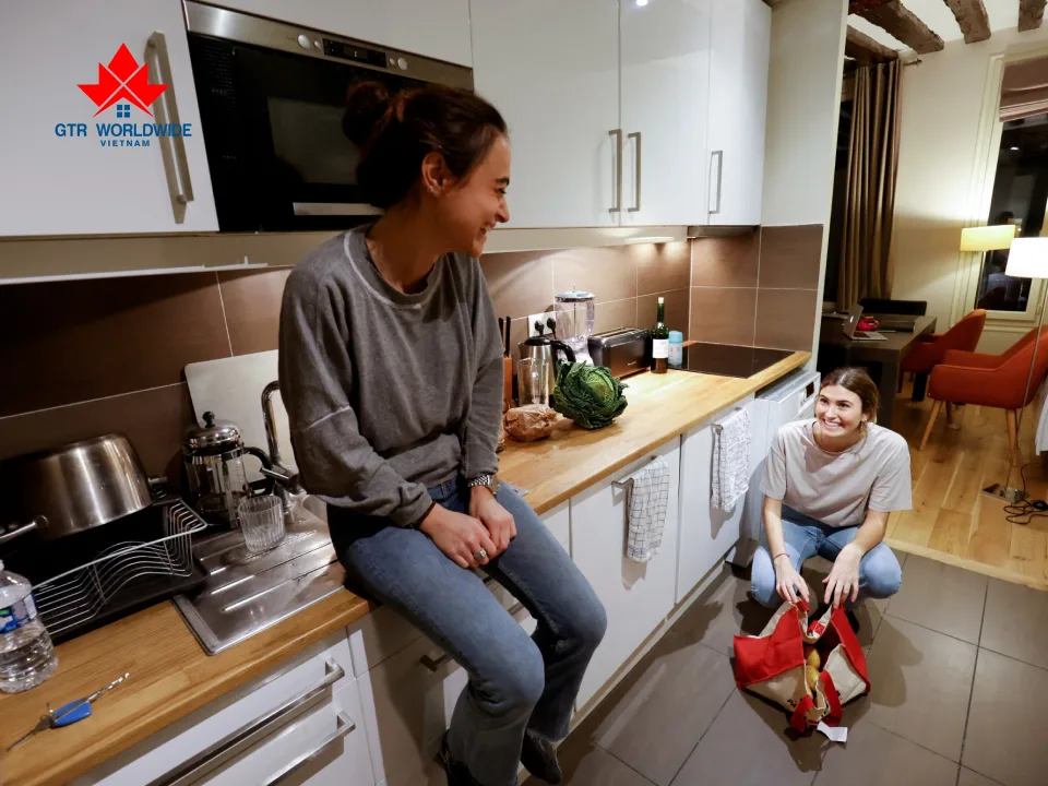 Mua Nhà Canada Khi Chưa Phải Là Người Canada – Có Được Không? 3 người có giấy phép học tập mua nhà canada