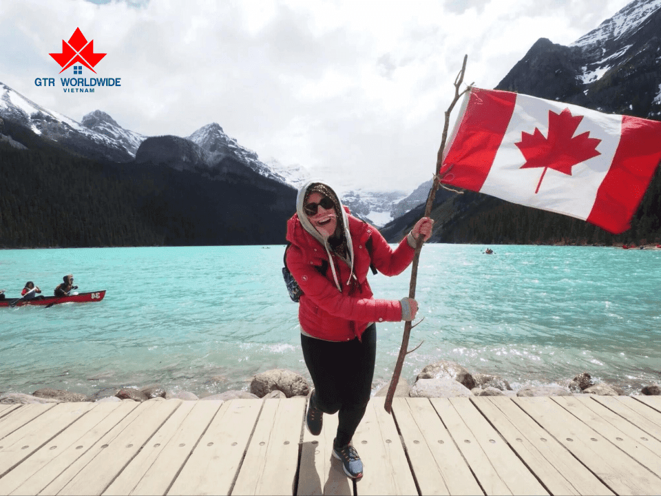 du khách đi du lịch canada vào mùa xuân