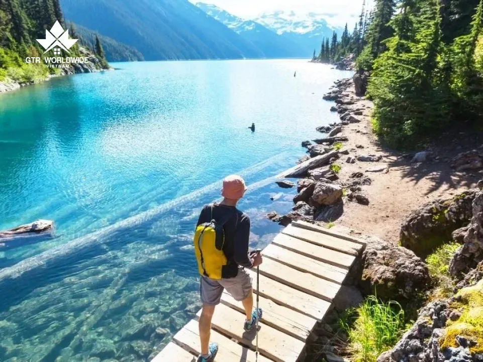 khách du lịch đi du lịch canada vào mùa hè