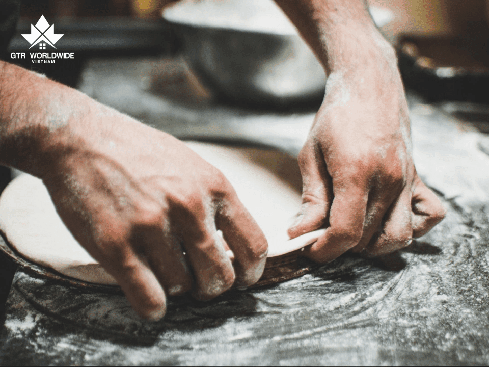 người định cư Canada nghề làm bánh làm việc trong cửa hàng làm bánh