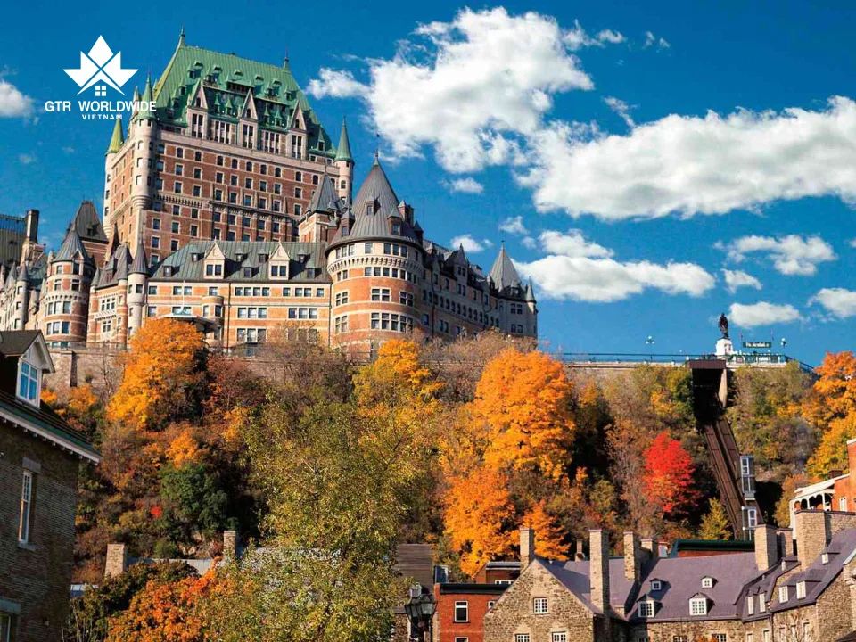 Bật mí các điểm đến hấp dẫn cho du lịch Canada tháng 10 7 tận hưởng mùa thu ở Quebec khi du lịch canada tháng 10
