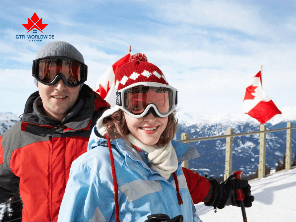 du khách tham gia thể thao mùa đông khi đi du lịch canada