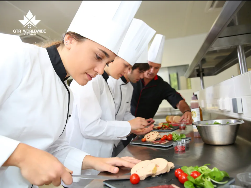 nhiều người chọn du học nghề bếp tại canada