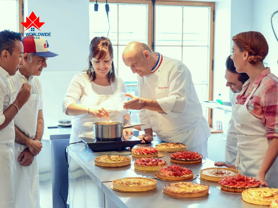 du học nghề bánh tại canada học tập trong phòng bếp hiện đại