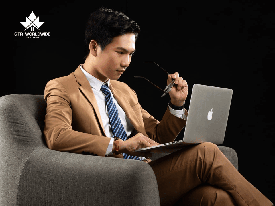 Các doanh nhân tập trung vào công việc, mang lại cuộc sống tốt đẹp cho gia đình họ