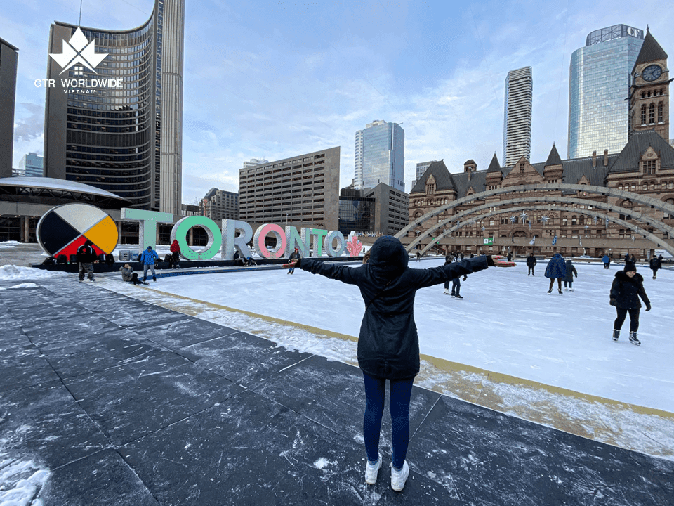 Toronto là trung tâm kinh tế và văn hóa lớn nhất Canada