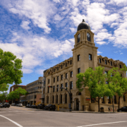 Lethbridge nằm ở phía Nam của thành phố Alberta