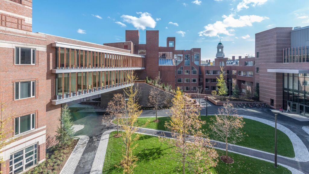 (26/06) Harvard và Đại học Toronto hợp tác hỗ trợ sinh viên quốc tế trong bối cảnh visa Mỹ khắt khe hơn